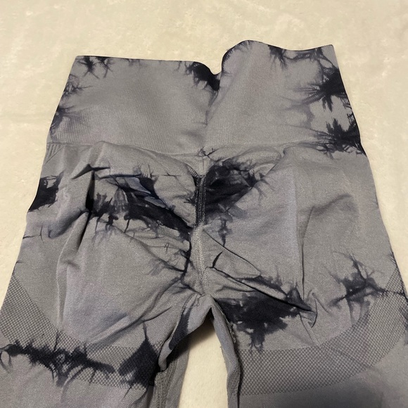 Super flattering SHEIN Scrunch Butt Leggings! - Picture 2 of 5